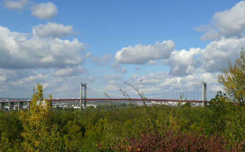 Vue panoramique sur Bordeaux et le pont d'Aquitaine depuis un belvédère
