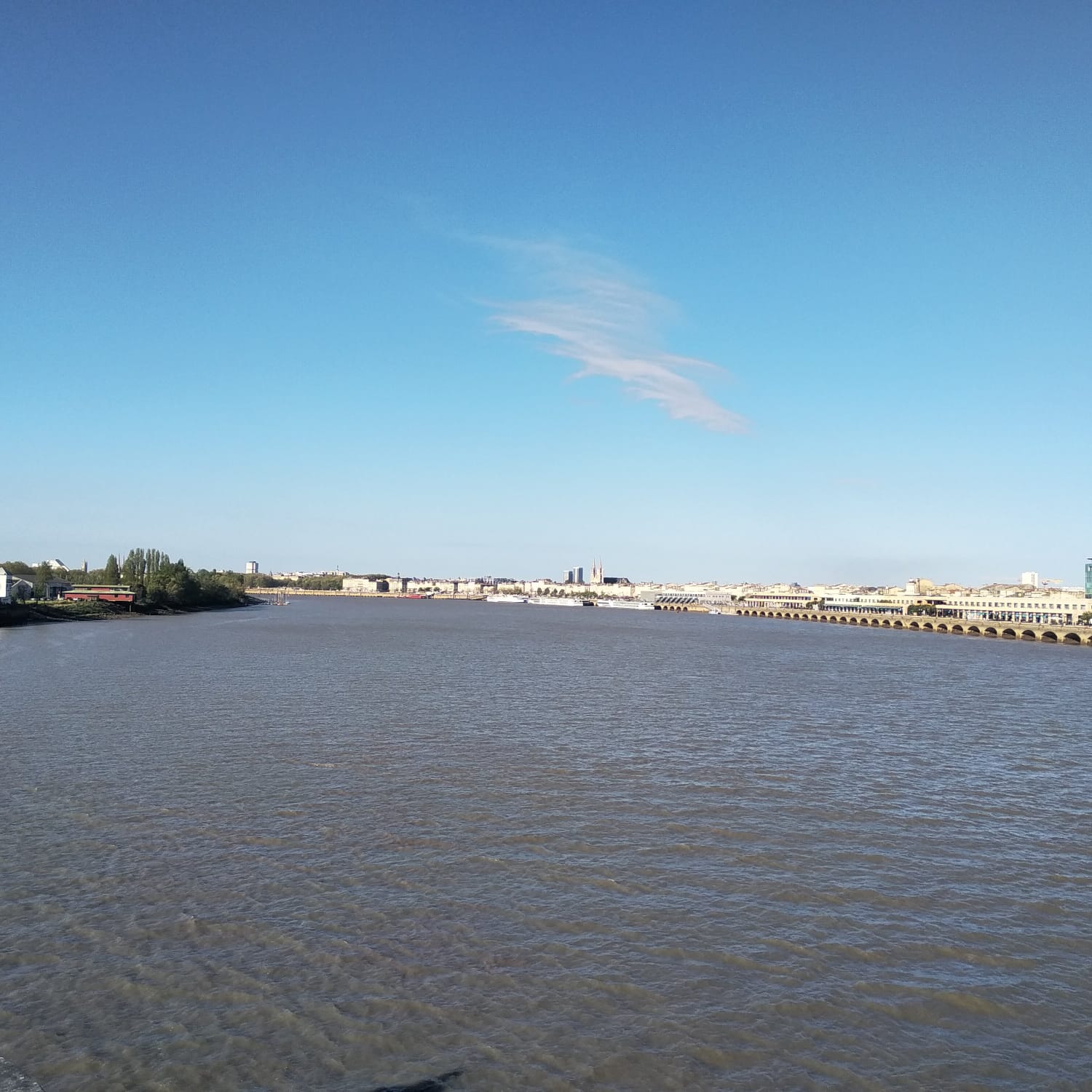 vue du port de la lune depuis le pont Chaban Delmas