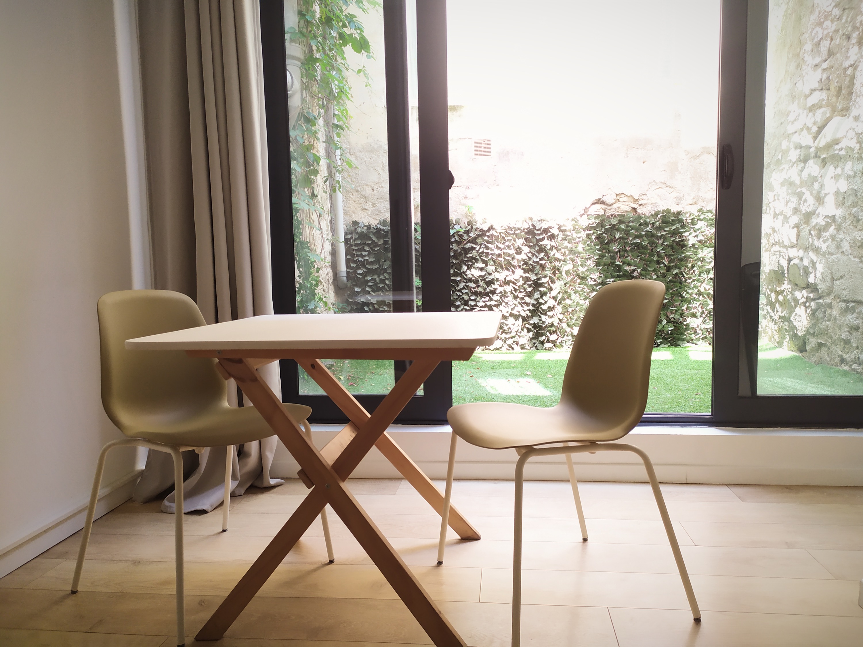 Coin repas avec table en bois, Studio Blanc B&B Bordeaux Saint Michel