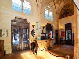 Intérieur médiéval avec vitraux gothiques et voûtes en pierre à Bordeaux