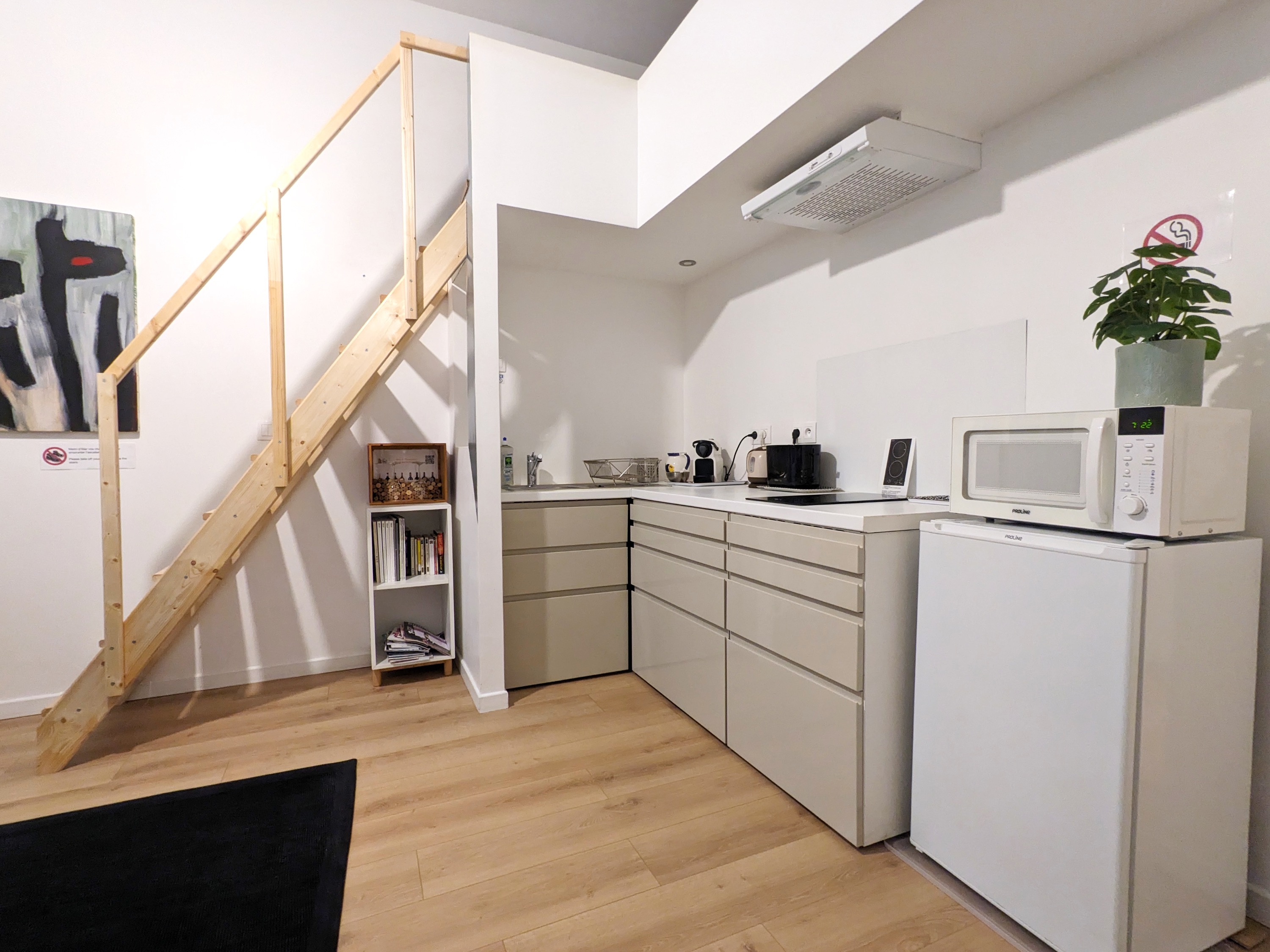Cuisine équipée et rangements, Studio Blanc B&B Bordeaux Saint Michel