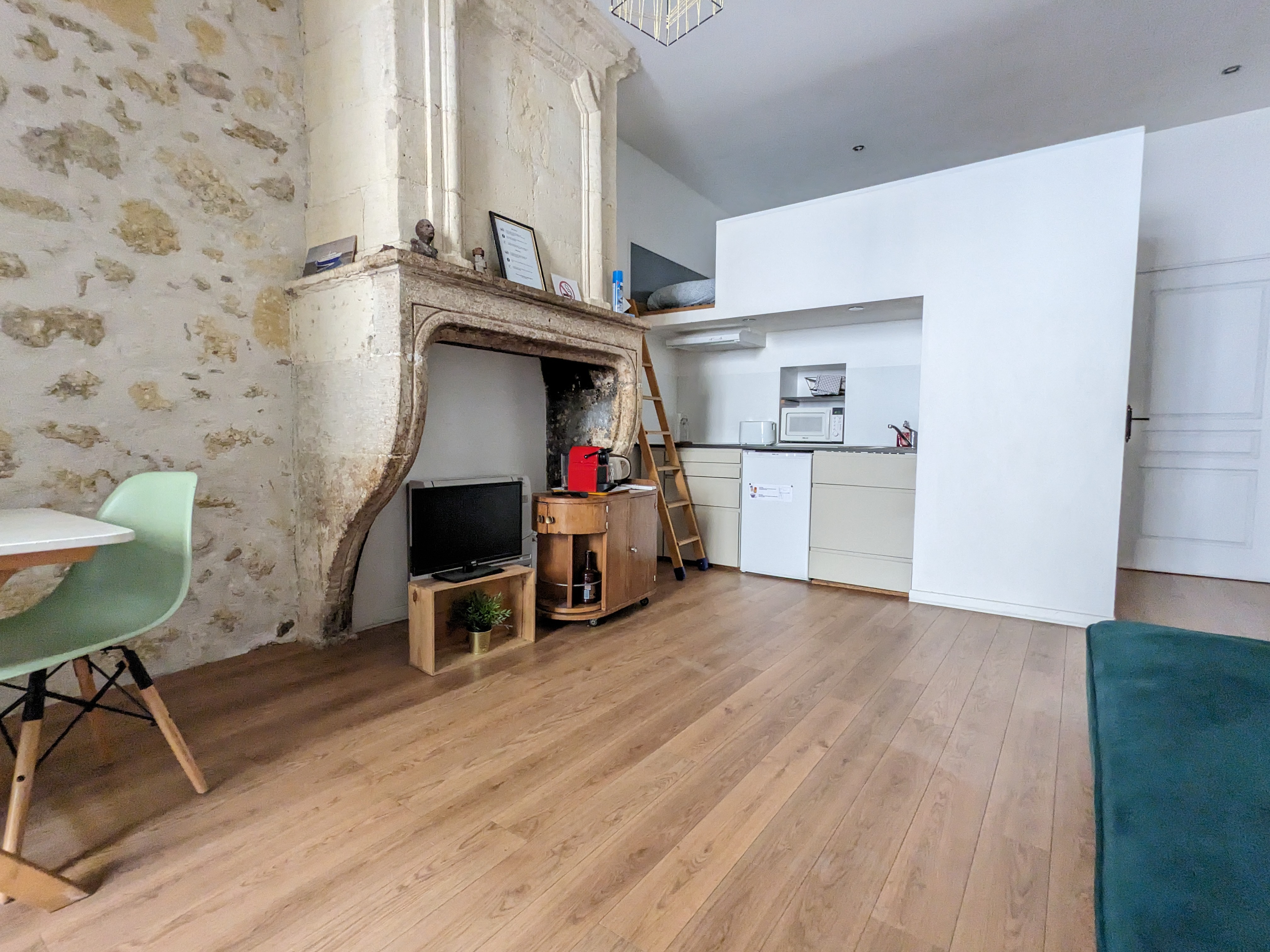 Lit queen size en mezzanine, Studio Bleu B&B Bordeaux Saint Michel