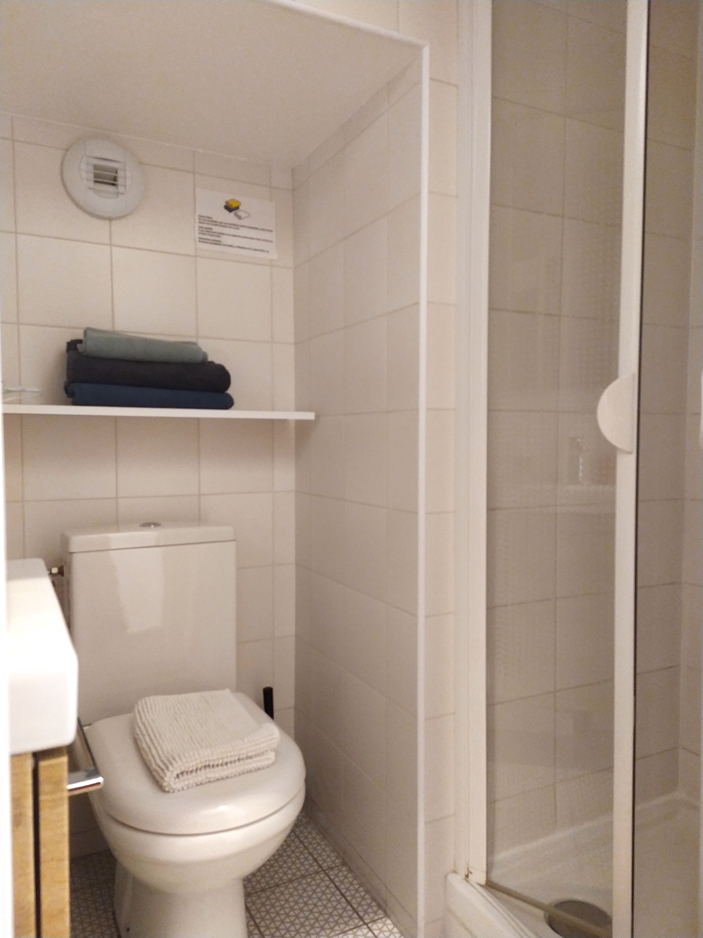 Salle de bain avec douche, Studio Rouge B&B Bordeaux Saint Michel