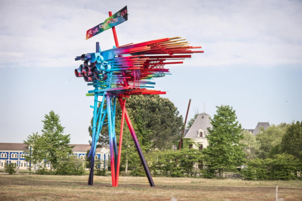 Sculpture contemporaine colorée en métal, bords de Garonne à Bordeaux