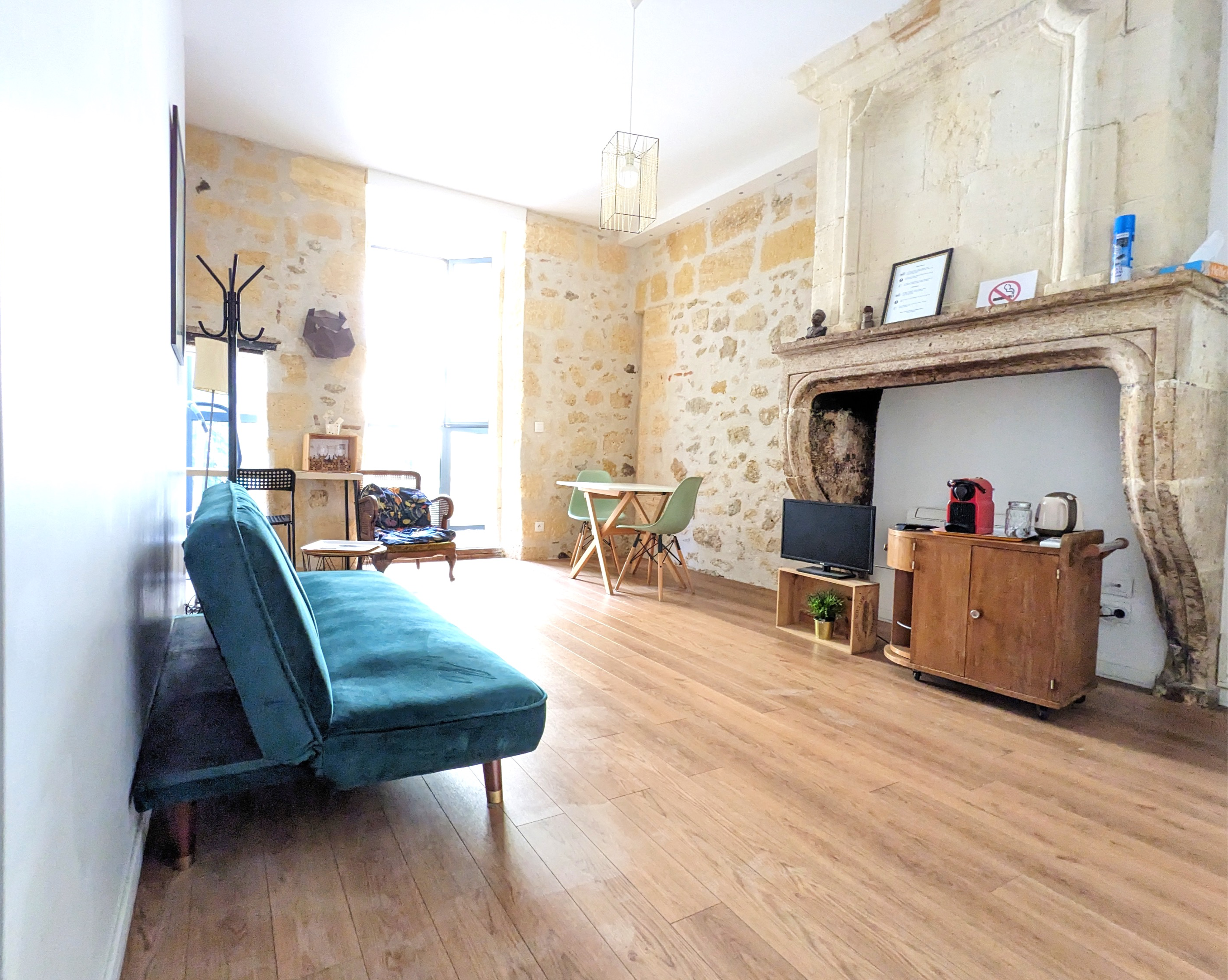 Cheminée ancienne et décoration, Studio Bleu B&B Bordeaux Saint Michel