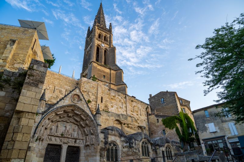 Eglise troglodyte de Saint Emilion avec sa vue imprenable et son clocher