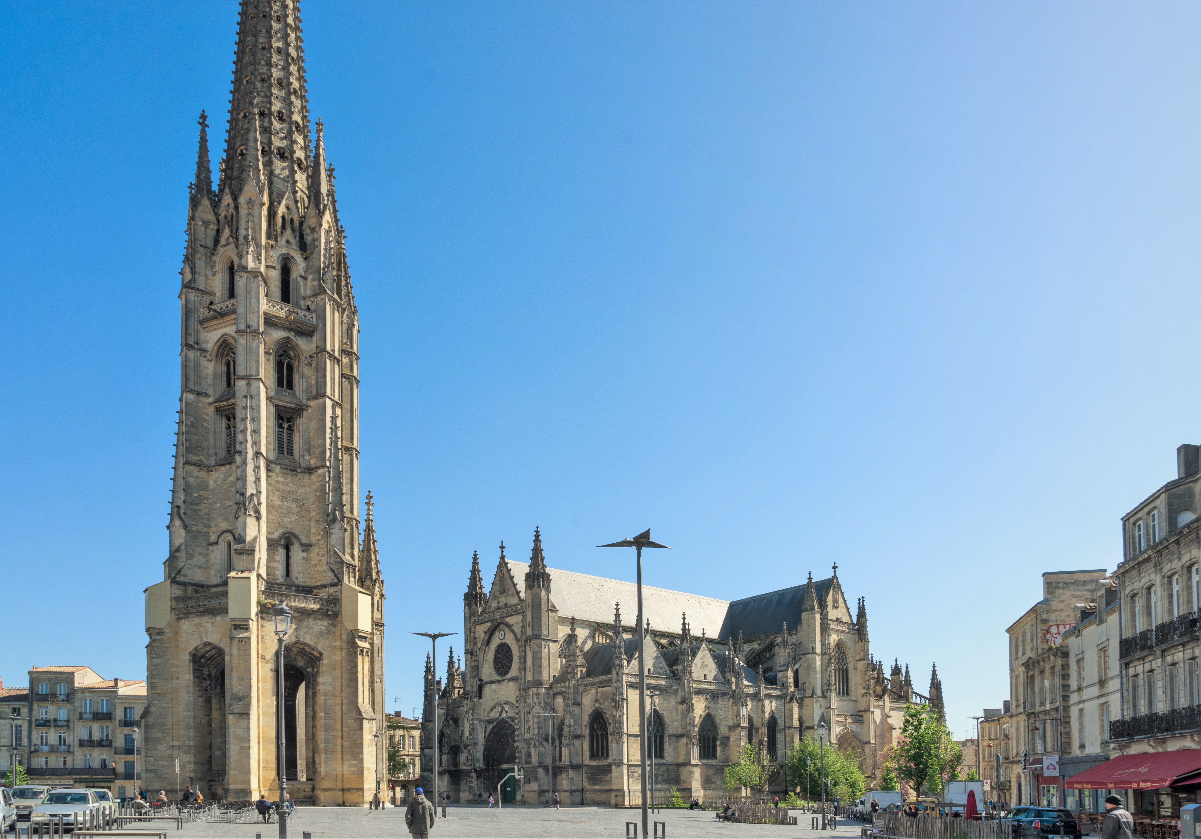 La flèche Saint-Michel et la basilique vus depuis la place, Bordeaux