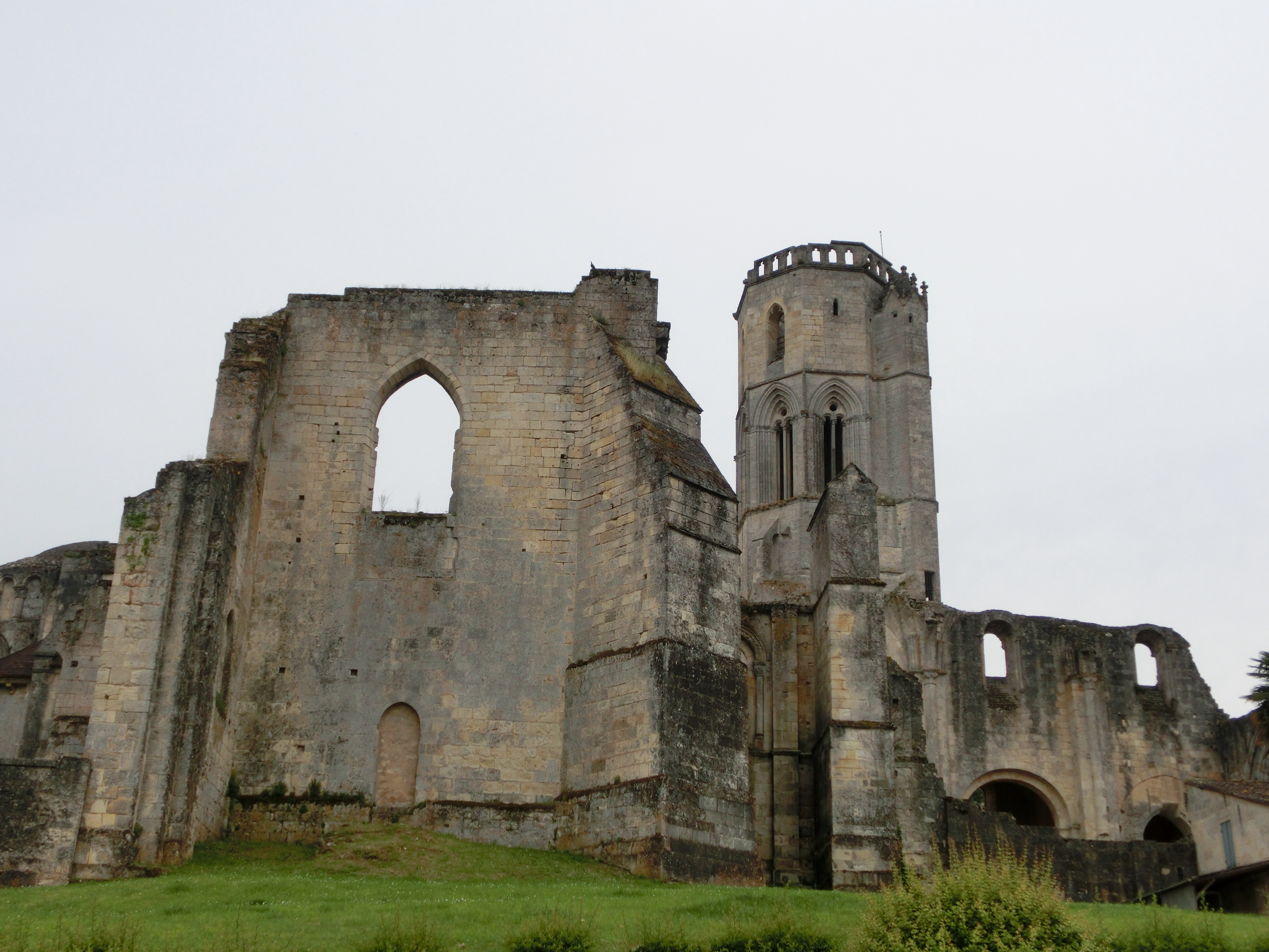 Ruines de l'abbaye de la Sauve-Majeure, dans l'Entre-Deux-Mers
