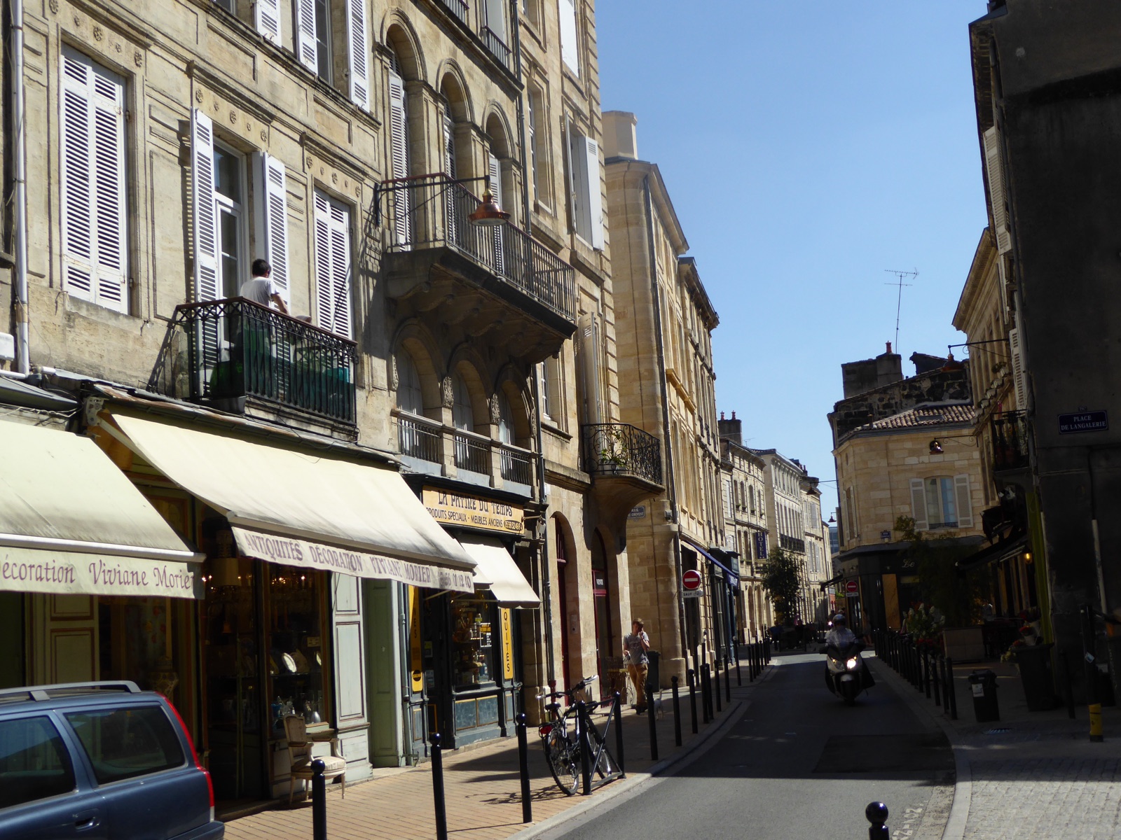 Rue Notre-Dame, quartier des Chartrons à Bordeaux, avec ses boutiques d'antiquaires et de décoration