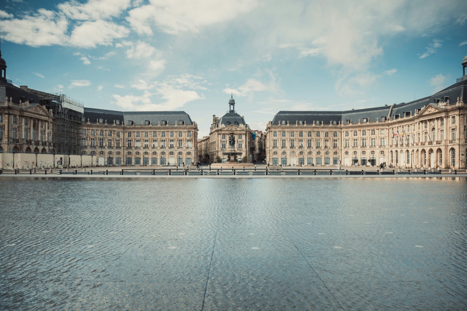 La façade des quais de Bordeaux vue depuis la rive droite